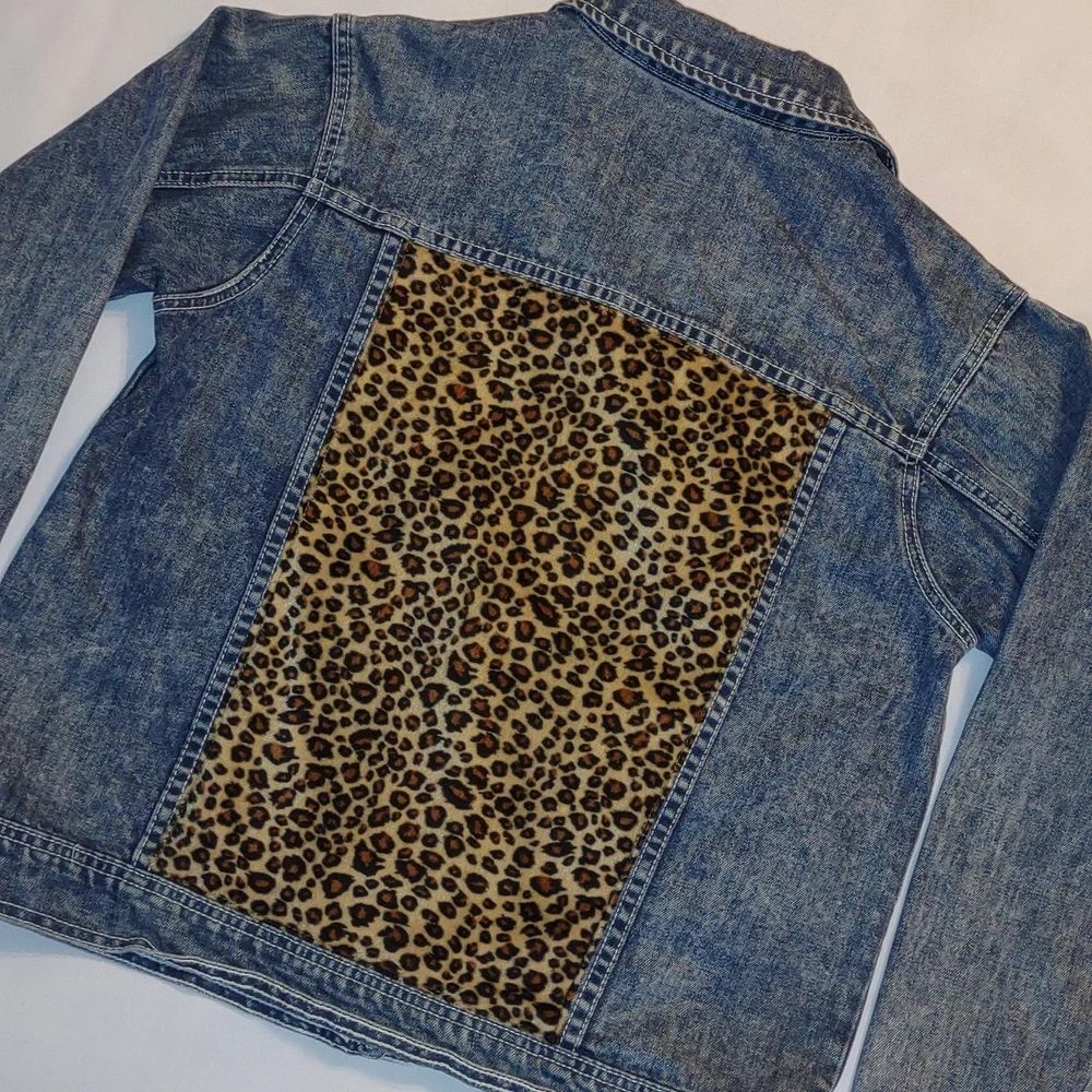 Forever 21 Denim Jacket With Cheetah Print Patch - Picture 4 of 6
